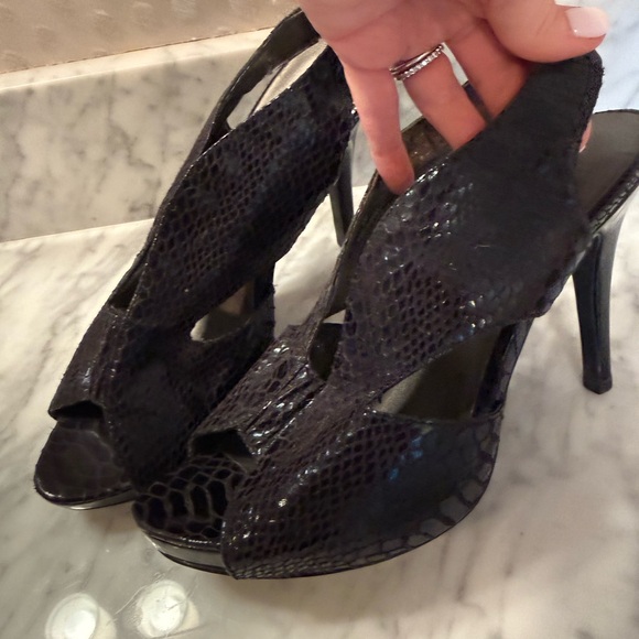 Moda Spana Snakeskin Embossed Slingback Heels Peep Toe Black Size 8 - Picture 2 of 6